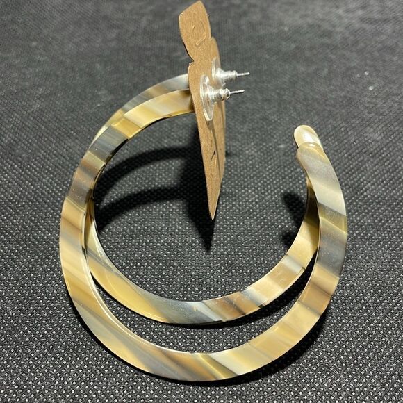 Plastic hoop earrings - Picture 2 of 4